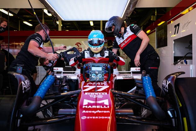 77 BOTTAS Valtteri (fin), Alfa Romeo F1 Team ORLEN C42, action pitlane during the Formula 1 Heineken Australian Grand Prix 2022, 3rd round of the 2022 FIA Formula One World Championship, WM, Weltmeisterschaft on the Albert Park Circuit, from April 8 to 10, 2022 in Melbourne, Australia - F1 - AUSTRALIAN GRAND PRIX 2022 DPPI Panoramic  20220408_G00D4925