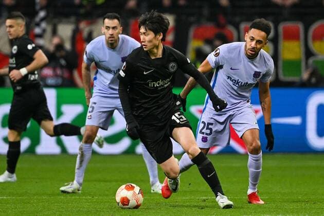 in duel, action, with Daichi Kamada 15 Eintracht Frankfurt , Pierre Emerick Aubameyang 25 FC Barcelona , Eintracht Frankfurt vs FC Barcelona, Europa League, quarterfinals, first leg, 07 04 2022 Copyright: xkolbert-press MarcxNiemeyerx