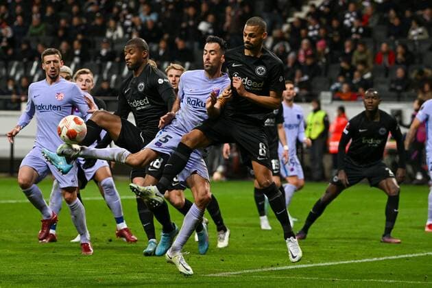 in duel, action, with Almamy Toure 18 Eintracht Frankfurt , Sergio Busquets 5 FC Barcelona , Djibril Sow 8 Eintracht Frankfurt , Eintracht Frankfurt vs FC Barcelona, Europa League, quarterfinals, first leg, 07 04 2022 Copyright: xkolbert-press MarcxNiemeyerx