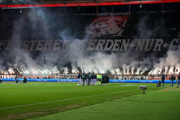 Frankfurt am Main, 07 04 2022 xjfx football UEFA Europa League, Eintracht Frankfurt FC Barcelona emspor, emonline, v l , The teams run in, pyrotechnics, pyro, smoke, fire, riot, bengalos, smoke bombs, pirotecnica, fumo, fuoco, sparklers Copyright: JoaquimxFerreira