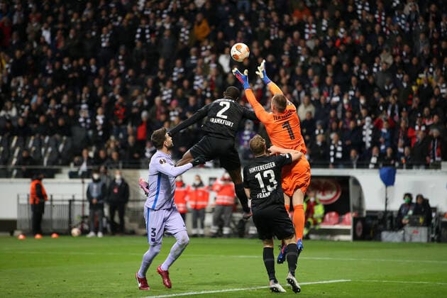 Frankfurt am Main, 07 04 2022 xjfx football UEFA Europa League, Eintracht Frankfurt FC Barcelona emspor, emonline, v l , Evan Ndicka Eintracht Frankfurt ,Martin Hinteregger Eintracht Frankfurt , goalkeeper Goolkeeper Marc Andre ter Stegen FC Barcelona Copyright: JoaquimxFerreira