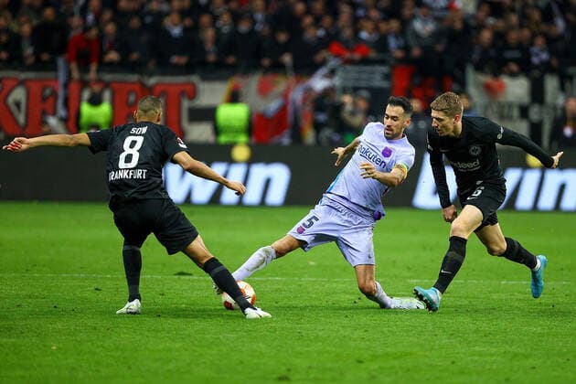 Frankfurt am Main, 07 04 2022 xjfx football UEFA Europa League, Eintracht Frankfurt FC Barcelona emspor, emonline, v l , Djibril Sow Eintracht Frankfurt , Busquets FC Barcelona , Kristian Jakic Eintracht Frankfurt , duel, action, action, Battles for the Ball Copyright: JoaquimxFerreira
