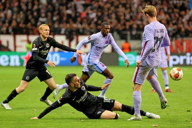 Frankfurt, Germany 07 April 2022 Europa League 2021 2022 Eintracht Frankfurt vs FC Barcelona v li in duel Filip Kostic Frankfurt vs Frenkie de Jong Barca Deutsche Bank Park Hesse Copyright: xFotostandx xRacochax
