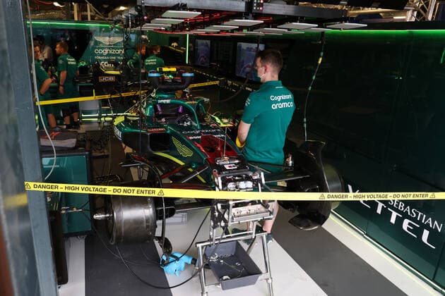 05 VETTEL Sebastian (ger), Aston Martin F1 Team AMR22, garage, box, during the Formula 1 Heineken Australian Grand Prix 2022, 3rd round of the 2022 FIA Formula One World Championship, WM, Weltmeisterschaft on the Albert Park Circuit, from April 8 to 10, 2022 in Melbourne, Australia - F1 - AUSTRALIAN GRAND PRIX 2022 DPPI Panoramic 00122008_AV6_1056