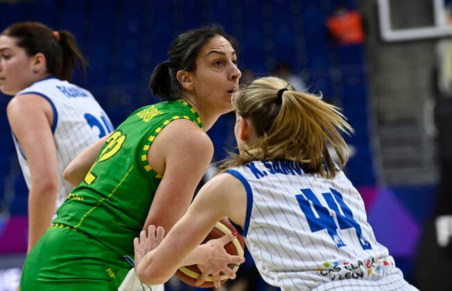 Karlie Samuelson (44) of Perfumerias Avenida and Jelen Brooks (32) of Sopron Basket during the FIBA EuroLeague Women Semi Final match between Perfumerias Avenida and Sopron Basket at Ulker Sports Arena in Istanbul, Turkey , on April 8, 2022 . ( Photo : Seskimphoto ) 