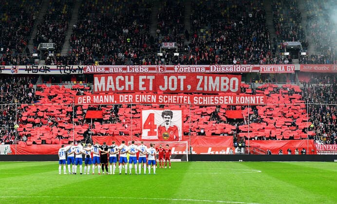 Bilder des Jahres 2022, Sport 04 April Sport Themen der Woche KW14 Fussball, 2. Bundesliga, Deutschland, Herren, Saison 2021 2022, 29. Spieltag, Merkur-Spiel-Arena Düsseldorf, Fortuna Düsseldorf (rot) - FC Hansa Rostock (weiss); Schweigeminute und Choreographie für den verstorbenen Gerd Zimbo Zimmermann. DFB DFL REGULATIONS PROHIBIT ANY USE OF PHOTOGRAPHS AS IMAGE SEQUENCES AND OR QUASI-VIDEO *** Football, 2 Bundesliga, Germany, Men, Season 2021 2022, 29 Matchday, Merkur Spiel Arena Düsseldorf, Fortuna Düsseldorf red FC Hansa Rostock white minute of silence and choreography for the late Gerd Zimbo Zimmermann DFB DFL REGULATES PROHIBIT ANY USE OF PHOTOGRAPHS AS IMAGE SEQUENCES AND OR QUASI VIDEO
