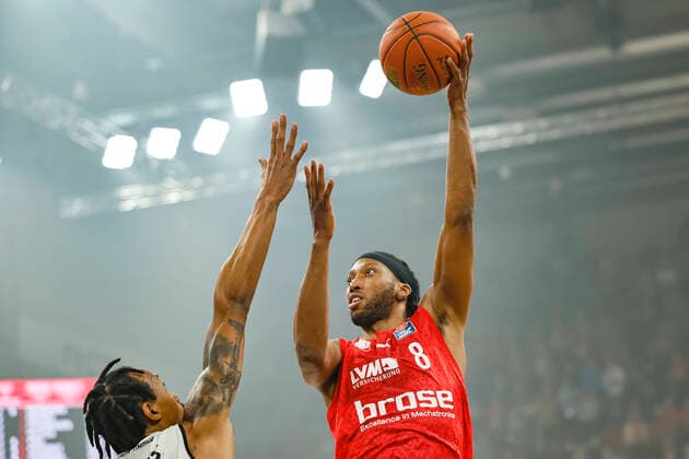 right Akil Mitchell Brose Bamberg, 08 left Darion Atkins Niners Chemnitz, 44 Brose Bamberg Niners Chemnitz easyCredit BBL Basketball Bundesliga Saison 2021 22 Spieltag 29, 08 04 2022 Bamberg, Brose Arena Foto Daniel Löb Loeb Copyright: DanielxLöb