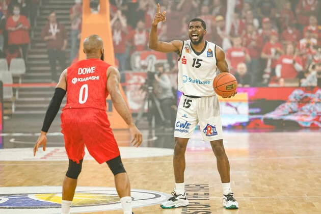right Frantz Massenat Niners Chemnitz, 15 left Chris Dowe Brose Bamberg, 00 Brose Bamberg Niners Chemnitz easyCredit BBL Basketball Bundesliga Saison 2021 22 Spieltag 29, 08 04 2022 Bamberg, Brose Arena Foto Daniel Löb Loeb Copyright: DanielxLöb