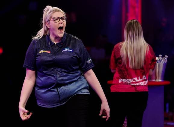 Bilder des Jahres 2022, Sport 04 April Sport Themen der Woche KW14 Darts 2022 WDF Championship Kirsty Hutchinson during the 2022 World Darts Federation Championship at Lakeside, Frimley Green, United Kingdom on 8 April 2022. Frimley Green Lakeside Surrey United Kingdom Editorial use only , Copyright: xChrisxSargeantx PSI-14987-0009