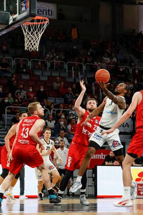 right Mike Isiaha Niners Chemnitz, 11 center Martinas Geben Brose Bamberg, 22 left Christian Sengfelder Brose Bamberg, 43 Brose Bamberg Niners Chemnitz easyCredit BBL Basketball Bundesliga Saison 2021 22 Spieltag 29, 08 04 2022 Bamberg, Brose Arena Foto Daniel Löb Loeb Copyright: DanielxLöb