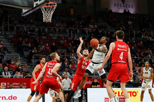2 v right Mike Isiaha Niners Chemnitz, 11 right Omar Prewitt Brose Bamberg, 04 center Martinas Geben Brose Bamberg, 22 left Christian Sengfelder Brose Bamberg, 43 Brose Bamberg Niners Chemnitz easyCredit BBL Basketball Bundesliga season 2021 22 matchday 29, 08 04 2022 Bamberg, Brose Arena Photo Daniel Löb Loeb Copyright: DanielxLöb