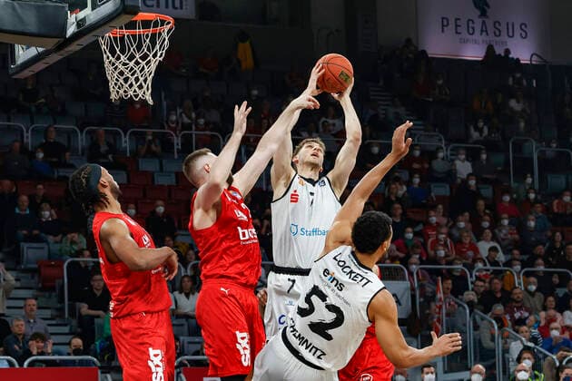 2 v right Jonas Richter Niners Chemnitz, 07 right bottom Trent Lockett Niners Chemnitz, 52 left Martinas Geben Brose Bamberg, 22 Brose Bamberg Niners Chemnitz easyCredit BBL Basketball Bundesliga Saison 2021 22 Spieltag 29, 08 04 2022 Bamberg, Brose Arena Foto Daniel Löb Loeb Copyright: DanielxLöb