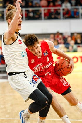 right Omar Prewitt Brose Bamberg, 04 left Malte Ziegenhagen Niners Chemnitz, 03 Brose Bamberg Niners Chemnitz easyCredit BBL Basketball Bundesliga Saison 2021 22 Spieltag 29, 08 04 2022 Bamberg, Brose Arena Foto Daniel Löb Loeb Copyright: DanielxLöb