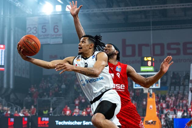 Nelson Weidemann Niners Chemnitz, 00 , Akil Mitchell Brose Bamberg, 08 , Brose Bamberg vs Niners Chemnitz, basketball, easyCredit BBL, 29 match day, 08 04 2022 Brose Bamberg vs Niners Chemnitz, basketball, easyCredit BBL, 29 match day, 08 04 2022 Bamberg Copyright: xEIBNER GuenerxSantemizx EP_GSZ