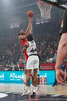 Left Akil Mitchell Brose Bamberg, 08 Right Darion Atkins Niners Chemnitz, 44 Brose Bamberg Niners Chemnitz easyCredit BBL Basketball Bundesliga Season 2021 22 Matchday 29, 08 04 2022 Bamberg, Brose Arena Photo Daniel Löb Loeb Copyright: DanielxLöb