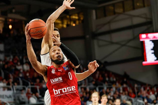 front Chris Dowe Brose Bamberg, 00 back Trent Lockett Niners Chemnitz, 52 Brose Bamberg Niners Chemnitz easyCredit BBL Basketball Bundesliga Saison 2021 22 Spieltag 29, 08 04 2022 Bamberg, Brose Arena Foto Daniel Löb Loeb Copyright: DanielxLöb