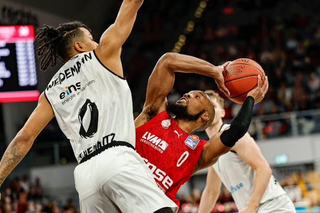 left Chris Dowe Brose Bamberg, 00 right Nelson Weidemann Niners Chemnitz, 00 Brose Bamberg Niners Chemnitz easyCredit BBL Basketball Bundesliga Saison 2021 22 Spieltag 29, 08 04 2022 Bamberg, Brose Arena Foto Daniel Löb Loeb Copyright: DanielxLöb