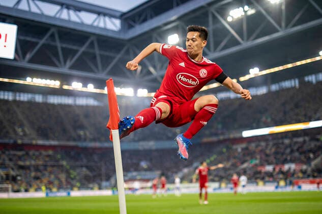 Bilder des Jahres 2022, Sport 04 April Sport Themen der Woche KW14 Torjubel: Shinta Appelkamp (F95) springt gegen Eckfahne Fortuna Düsseldorf - Hansa Rostock 08.04.2022, Fussball; Saison 2021 22 Foto: Moritz Müller *** Goal celebration Shinta Appelkamp F95 jumps against corner flag Fortuna Düsseldorf Hansa Rostock 08 04 2022, football season 2021 22 photo Moritz Müller