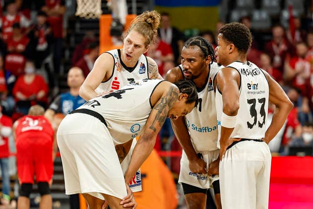 flnr front Darion Atkins Niners Chemnitz, 44 back Malte Ziegenhagen Niners Chemnitz, 03 Mike Isiaha Niners Chemnitz, 11 Eric Washington Niners Chemnitz, 33 Brose Bamberg Niners Chemnitz easyCredit BBL Basketball Bundesliga Season 2021 22 Matchday 29, 08 04 2022 Bamberg, Brose Arena Foto Daniel Löb Loeb Copyright: DanielxLöb
