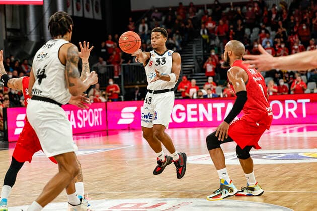 Center Eric Washington Niners Chemnitz, 33 Brose Bamberg Niners Chemnitz easyCredit BBL Basketball Bundesliga Saison 2021 22 Spieltag 29, 08 04 2022 Bamberg, Brose Arena Foto Daniel Löb Loeb Copyright: DanielxLöb