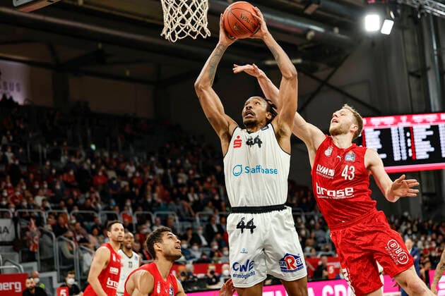 Left Darion Atkins Niners Chemnitz, 44 Right Christian Sengfelder Brose Bamberg, 43 Brose Bamberg Niners Chemnitz easyCredit BBL Basketball Bundesliga Season 2021 22 Matchday 29, 08 04 2022 Bamberg, Brose Arena Photo Daniel Löb Loeb Copyright: DanielxLöb