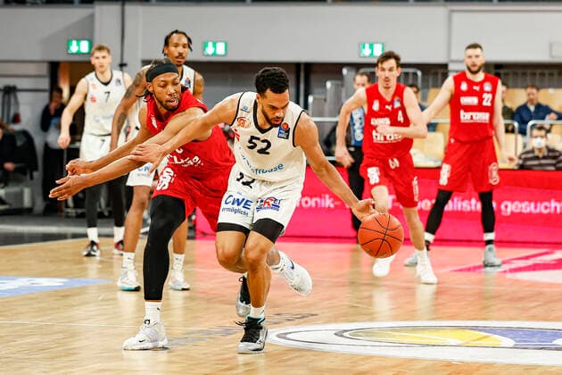 right Trent Lockett Niners Chemnitz, 52 left Akil Mitchell Brose Bamberg, 08 Brose Bamberg Niners Chemnitz easyCredit BBL Basketball Bundesliga Season 2021 22 Matchday 29, 08 04 2022 Bamberg, Brose Arena Photo Daniel Löb Loeb Copyright: DanielxLöb