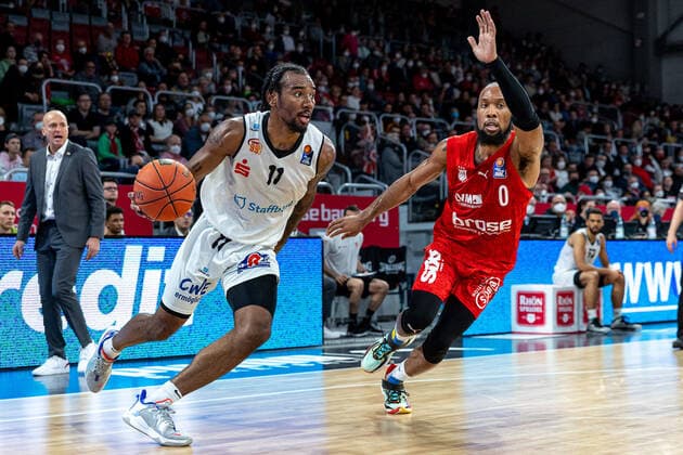 Isiaha Mike Niners Chemnitz, 11 , Chris Dowe Brose Bamberg, 00 , Brose Bamberg vs Niners Chemnitz, basketball, easyCredit BBL, 29 match day, 08 04 2022 Brose Bamberg vs Niners Chemnitz, basketball, easyCredit BBL, 29 match day, 08 04 2022 Bamberg Copyright: xEIBNER GuenerxSantemizx EP_GSZ