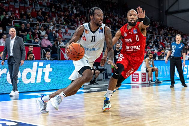 Isiaha Mike Niners Chemnitz, 11 , Chris Dowe Brose Bamberg, 00 , Brose Bamberg vs Niners Chemnitz, basketball, easyCredit BBL, 29 match day, 08 04 2022 Brose Bamberg vs Niners Chemnitz, basketball, easyCredit BBL, 29 match day, 08 04 2022 Bamberg Copyright: xEIBNER GuenerxSantemizx EP_GSZ
