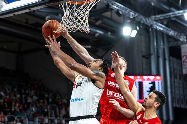 Darion Atkins Niners Chemnitz, 44 , Tomas Kyzlink Brose Bamberg, 77 , Dominic Lockhart Brose Bamberg, 03 , Brose Bamberg vs Niners Chemnitz, Basketball, easyCredit BBL, 29 Matchday, 08 04 2022 Brose Bamberg vs Niners Chemnitz, Basketball, easyCredit BBL, 29 Matchday, 08 04 2022 Bamberg Copyright: xEIBNER GuenerxSantemizx EP_GSZ