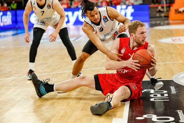 left Nelson Weidemann Niners Chemnitz, 00 right Christian Sengfelder Brose Bamberg, 43 Brose Bamberg Niners Chemnitz easyCredit BBL Basketball Bundesliga Saison 2021 22 Spieltag 29, 08 04 2022 Bamberg, Brose Arena Foto Daniel Löb Loeb Copyright: DanielxLöb
