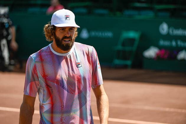 HOUSTON, TX - APRIL 08: Reilly Opelka (USA) prepares to serve during the US Clay Court Championships quarterfinal singles match at River Oaks Country Club on April 8, 2022 in Houston, TX. (Photo by Ken Murray Icon Sportswire) TENNIS: APR 08 U.S. Men™s Clay Court Championship Icon220408005