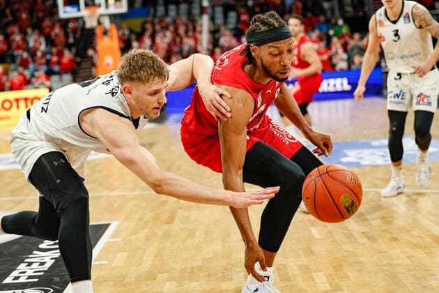 left Jonas Richter Niners Chemnitz, 07 right Akil Mitchell Brose Bamberg, 08 Brose Bamberg Niners Chemnitz easyCredit BBL Basketball Bundesliga Season 2021 22 Matchday 29, 08 04 2022 Bamberg, Brose Arena Photo Daniel Löb Loeb Copyright: DanielxLöb