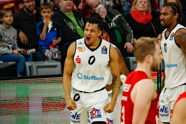 Cheers of Nelson Weidemann Niners Chemnitz, 00 Brose Bamberg Niners Chemnitz easyCredit BBL Basketball Bundesliga Season 2021 22 Matchday 29, 08 04 2022 Bamberg, Brose Arena Photo Daniel Löb Loeb Copyright: DanielxLöb