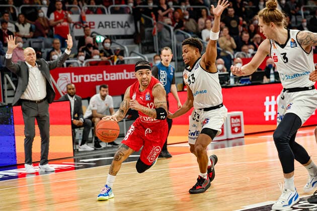left Justin Robinson Brose Bamberg, 12 right Eric Washington Niners Chemnitz, 33 Brose Bamberg Niners Chemnitz easyCredit BBL Basketball Bundesliga Saison 2021 22 Spieltag 29, 08 04 2022 Bamberg, Brose Arena Foto Daniel Löb Loeb Copyright: DanielxLöb