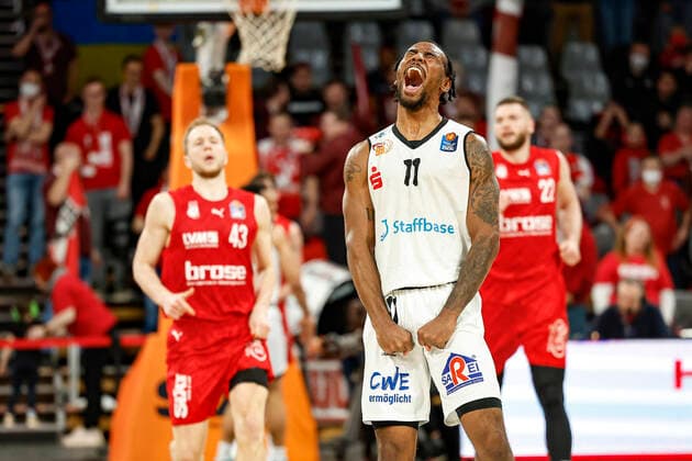 Cheers from Mike Isiaha Niners Chemnitz, 11 Brose Bamberg Niners Chemnitz easyCredit BBL Basketball Bundesliga Season 2021 22 Matchday 29, 08 04 2022 Bamberg, Brose Arena Photo Daniel Löb Loeb Copyright: DanielxLöb