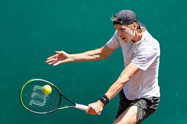 HOUSTON, TX - APRIL 08: Gijs Brouwer (NED) returns a shot during the US Clay Court Championships quarterfinal singles match at River Oaks Country Club on April 8, 2022 in Houston, TX. (Photo by Ken Murray Icon Sportswire) TENNIS: APR 08 U.S. Men™s Clay Court Championship Icon220408028