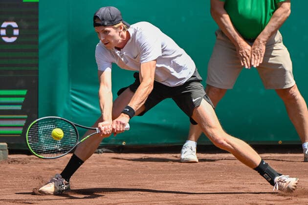 HOUSTON, TX - APRIL 08: Gijs Brouwer (NED) returns a shot during the US Clay Court Championships quarterfinal singles match at River Oaks Country Club on April 8, 2022 in Houston, TX. (Photo by Ken Murray Icon Sportswire) TENNIS: APR 08 U.S. Men™s Clay Court Championship Icon220408031