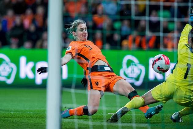 GRONINGEN lr Vivianne Miedema of the Netherlands scores the 1 0 during the Women s World Cup Qualifying match between the Netherlands and Cyprus at the Euroborg stadium on April 8, 2022 in Groningen, Netherlands ANP COR LASKER FIFA Women™s World Cup 2023 Qualifiers 2021 2022 xVIxANPxSportx xxANPxIVx 446801741 originalFilename: 446801741.jpg
