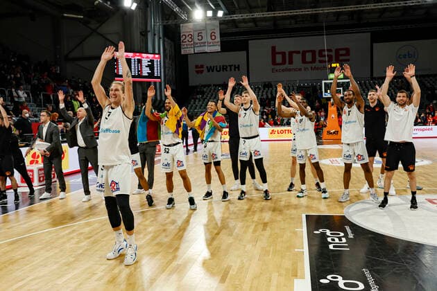 Jubilation of the Niner Chemnitz after the 89 79 success in Bamberg front left birthday boy Malte Ziegenhagen Niners Chemnitz, 03 Brose Bamberg Niners Chemnitz easyCredit BBL Basketball Bundesliga Season 2021 22 Matchday 29, 08 04 2022 Bamberg, Brose Arena Photo Daniel Löb Loeb Copyright: DanielxLöb