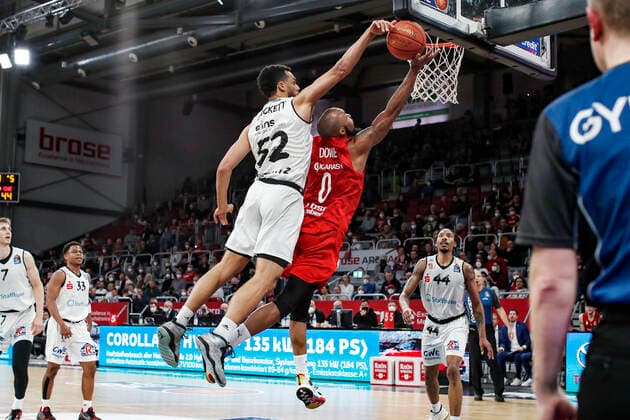 left Trent Lockett Niners Chemnitz, 52 blocks right Chris Dowe Brose Bamberg, 00 at the basket Brose Bamberg Niners Chemnitz easyCredit BBL Basketball Bundesliga Saison 2021 22 Spieltag 29, 08 04 2022 Bamberg, Brose Arena Foto Daniel Löb Loeb Copyright: DanielxLöb