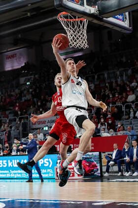 right Mindaugas Susinskas Niners Chemnitz, 29 left Christian Sengfelder Brose Bamberg, 43 Brose Bamberg Niners Chemnitz easyCredit BBL Basketball Bundesliga Saison 2021 22 Spieltag 29, 08 04 2022 Bamberg, Brose Arena Foto Daniel Löb Loeb Copyright: DanielxLöb