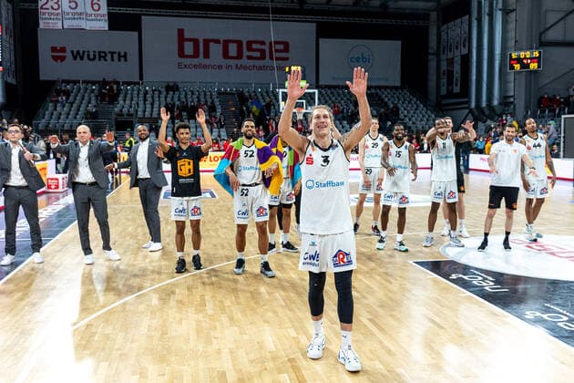 Malte Ziegenhagen Niners Chemnitz, 03 , end of game, cheers, cheers, team, team, Brose Bamberg vs Niners Chemnitz, basketball, easyCredit BBL, 29 match day, 08 04 2022 Brose Bamberg vs Niners Chemnitz, basketball, easyCredit BBL, 29 match day, 08 04 2022 Bamberg Copyright: xEIBNER GuenerxSantemizx EP_GSZ