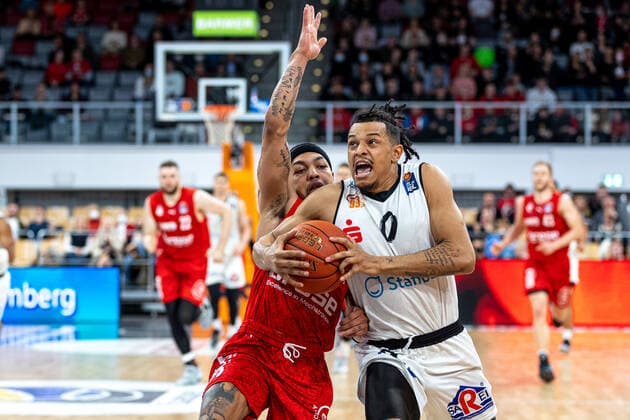 Justin Robinson Brose Bamberg, 12 , Nelson Weidemann Niners Chemnitz, 00 , Brose Bamberg vs Niners Chemnitz, basketball, easyCredit BBL, 29 match day, 08 04 2022 Brose Bamberg vs Niners Chemnitz, basketball, easyCredit BBL, 29 match day, 08 04 2022 Bamberg Copyright: xEIBNER GuenerxSantemizx EP_GSZ
