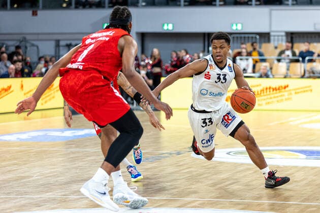 Akil Mitchell Brose Bamberg, 08 , Eric Washington Niners Chemnitz, 33 , Brose Bamberg vs Niners Chemnitz, basketball, easyCredit BBL, 29 match day, 08 04 2022 Brose Bamberg vs Niners Chemnitz, basketball, easyCredit BBL, 29 match day, 08 04 2022 Bamberg Copyright: xEIBNER GuenerxSantemizx EP_GSZ