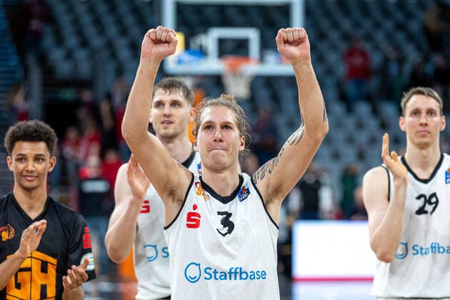 Malte Ziegenhagen Niners Chemnitz, 03 , cheers, cheers, end of game, Brose Bamberg vs Niners Chemnitz, basketball, easyCredit BBL, 29 match day, 08 04 2022 Brose Bamberg vs Niners Chemnitz, basketball, easyCredit BBL, 29 match day, 08 04 2022 Bamberg Copyright: xEIBNER GuenerxSantemizx EP_GSZ