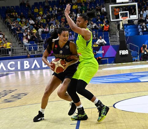 Alyssa Thomas (25) of USK Praha and Satou Sabally (0) of Fenerbahce Safiport during the FIBA EuroLeague Women Semi Final match between USK Praha and Fenerbahce Safiport at Ulker Sports Arena in Istanbul, Turkey , on April 8, 2022 . 