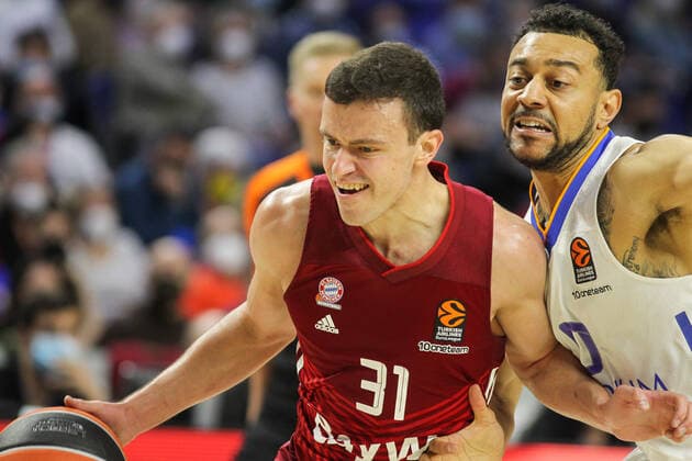 April 8, 2022, MADRID, MADRID, SPAIN: Zan Mark Sisko of FC Bayern Munchen and Williams-Goss of Real Madrid in action during Turkish Airlines Euroleague basketball match between Real Madrid and of FC Bayern Munchen at Wizink Center on April 08, 2022 in Madrid, Spain. MADRID SPAIN - ZUMAa181 20220408_zaa_a181_031 Copyright: xIrinaxR.xHipolitox