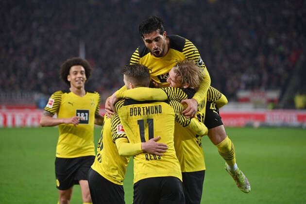 Sport Themen der Woche KW14 kollektiver Torjubel um Julian BRANDT (Borussia Dortmund),mit Axel WITSEL (Borussia Dortmund), Emre CAN (Borussia Dortmund), Marco REUS (Borussia Dortmund), Jubel,Freude,Begeisterung,, Aktion,. Fussball 1. Bundesliga Saison 2021 2022, 29.Spieltag, Spieltag29. VFB Stuttgart-Borussia Dortmund 0-2, am 08.04.2022 , Mercedes Benz Arena Stuttgart *** collective goal celebration around Julian BRANDT Borussia Dortmund ,with Axel WITSEL Borussia Dortmund , Emre CAN Borussia Dortmund , Marco REUS Borussia Dortmund , Jubel,Freude,Begeisterung,, action, football 1 Bundesliga season 2021 2022, 29 Spieltag, Matchday29 VFB Stuttgart Borussia Dortmund 0 2, on 08 04 2022 , Mercedes Benz Arena Stuttgart