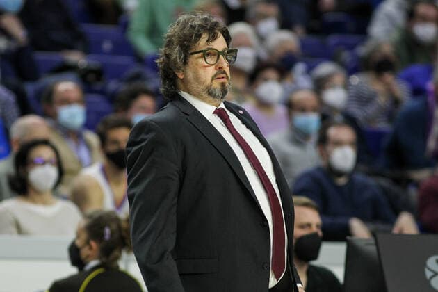April 8, 2022, MADRID, MADRID, SPAIN: Andre Trinchieri, head coach of FC Bayern Munchen looks on during Turkish Airlines Euroleague basketball match between Real Madrid and of FC Bayern Munchen at Wizink Center on April 08, 2022 in Madrid, Spain. MADRID SPAIN - ZUMAa181 20220408_zaa_a181_037 Copyright: xIrinaxR.xHipolitox