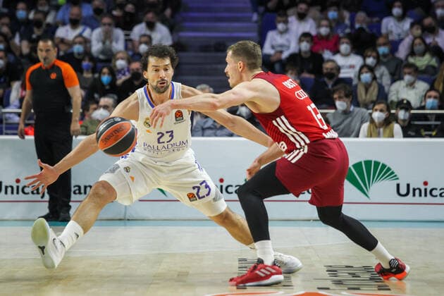 April 8, 2022, MADRID, MADRID, SPAIN: Andreas Obst of FC Bayern Munchen and Sergio Llull Melia of Real Madrid in action during Turkish Airlines Euroleague basketball match between Real Madrid and of FC Bayern Munchen at Wizink Center on April 08, 2022 in Madrid, Spain. MADRID SPAIN - ZUMAa181 20220408_zaa_a181_062 Copyright: xIrinaxR.xHipolitox